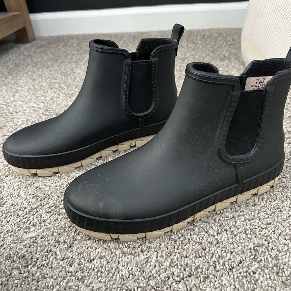 Sperry rain boots.